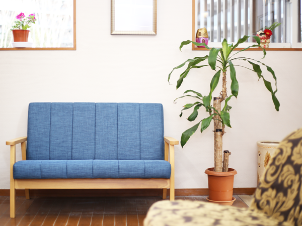 ①クリニック外観②受付③待合室