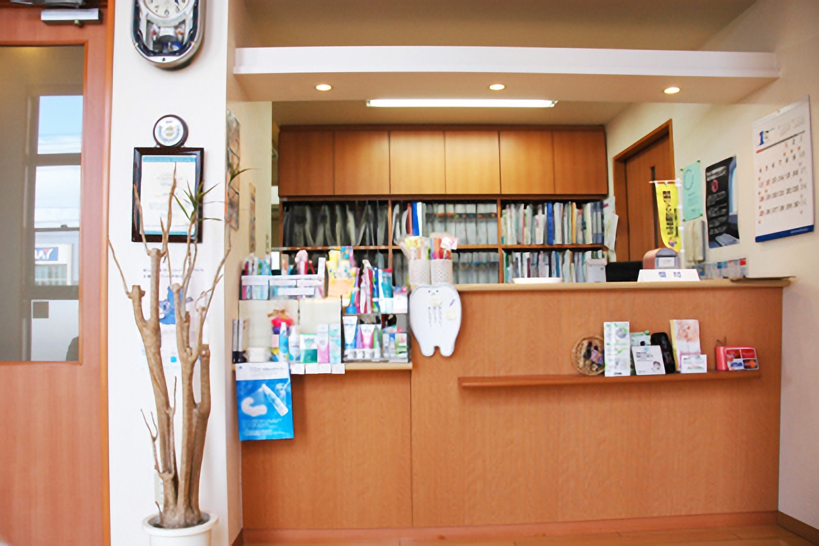 ①外観②受付③待合室