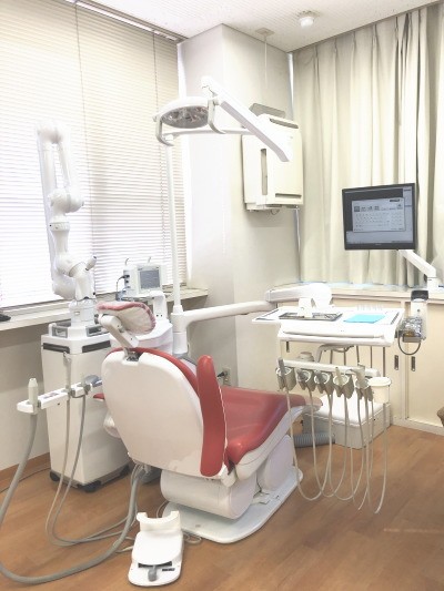 ①医院外観②エレベーターホール③診察室