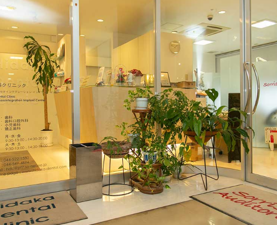 ①入口②受付③待合スペース