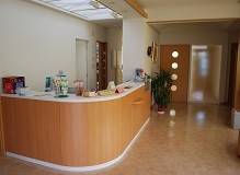 【柴橋駅 徒歩24分】保育士常駐のキッズルームを備えた開放感あふれる国井デンタルクリニック