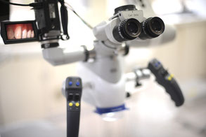 マイクロスコープで慎重な治療を行っています