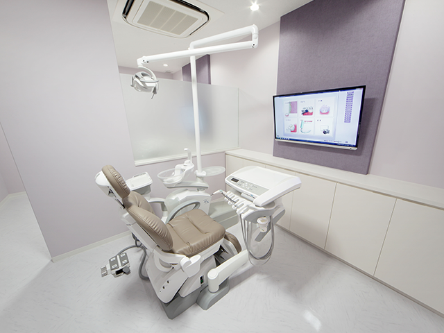 ①クリニック外観②待合室③診療チェア
