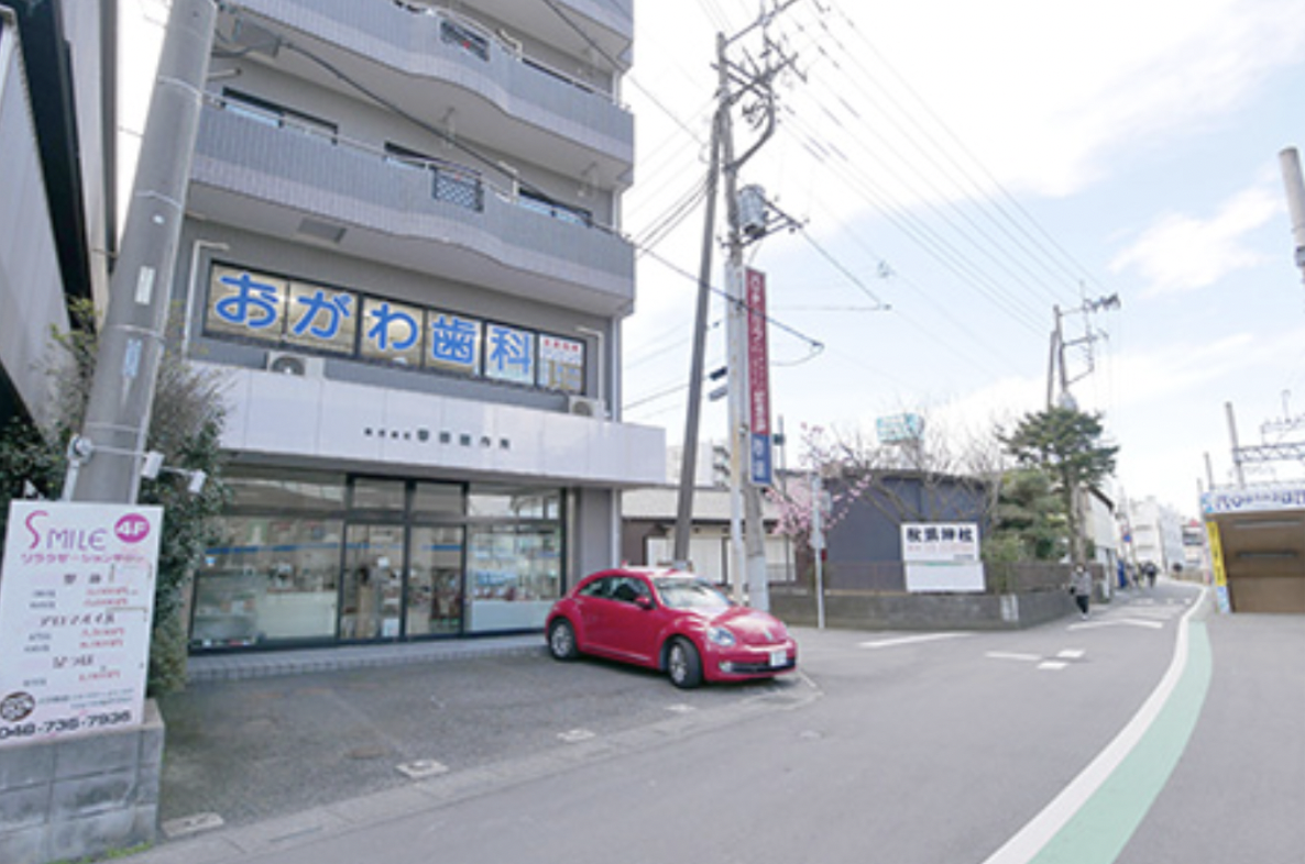 ①クリニック外観②受付③診療チェア