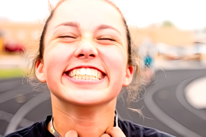 目立たない矯正で自然な笑顔を取り戻す