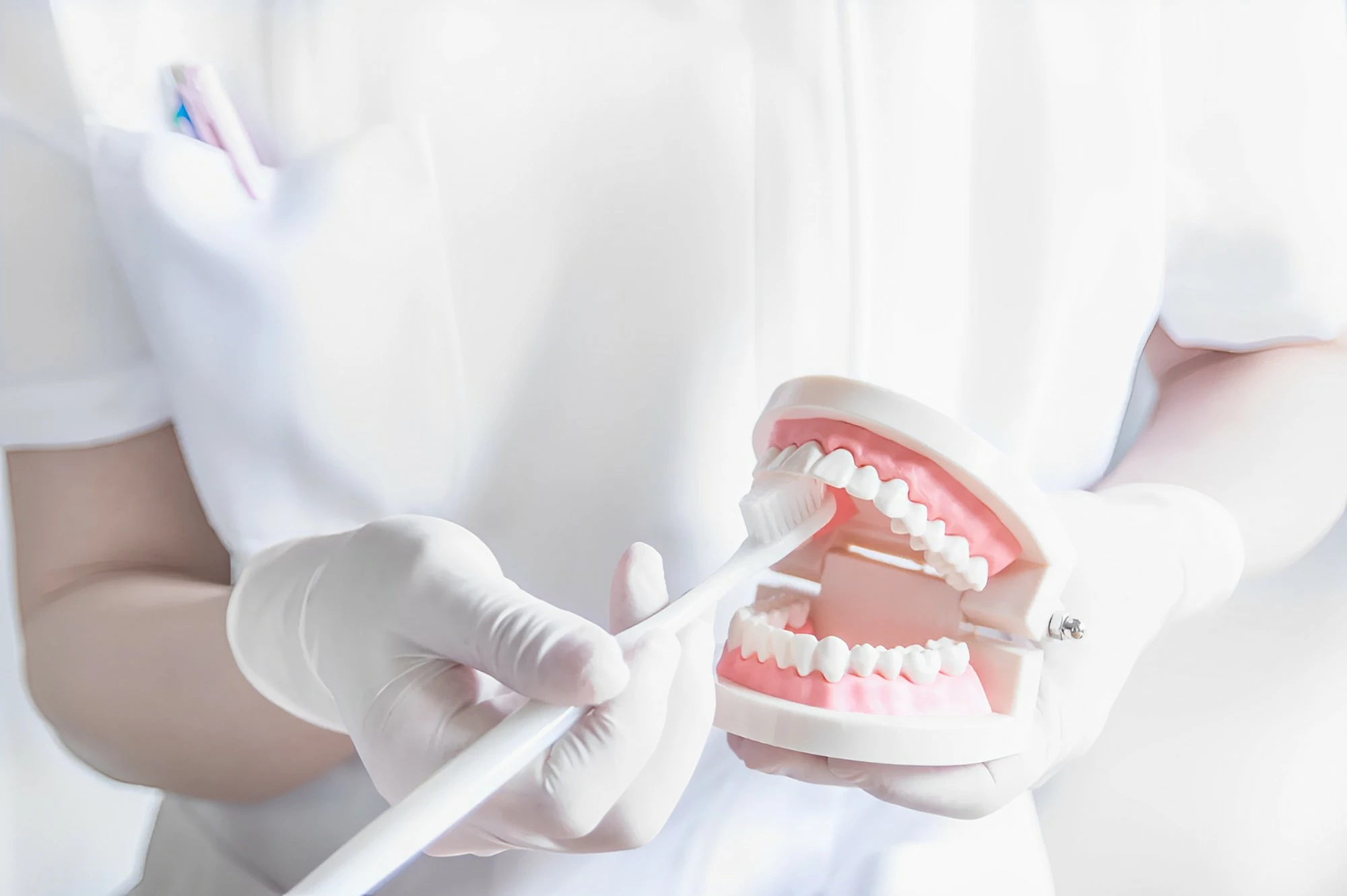 ①診療室 ②ブラッシング指導 ③診療風景