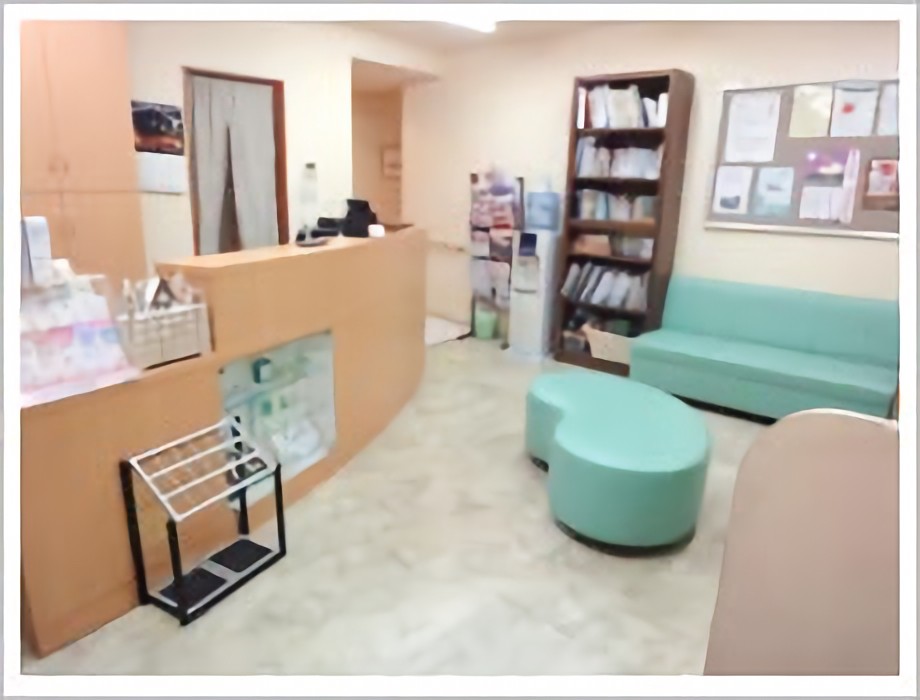 ①外観②待合室③広いトイレ