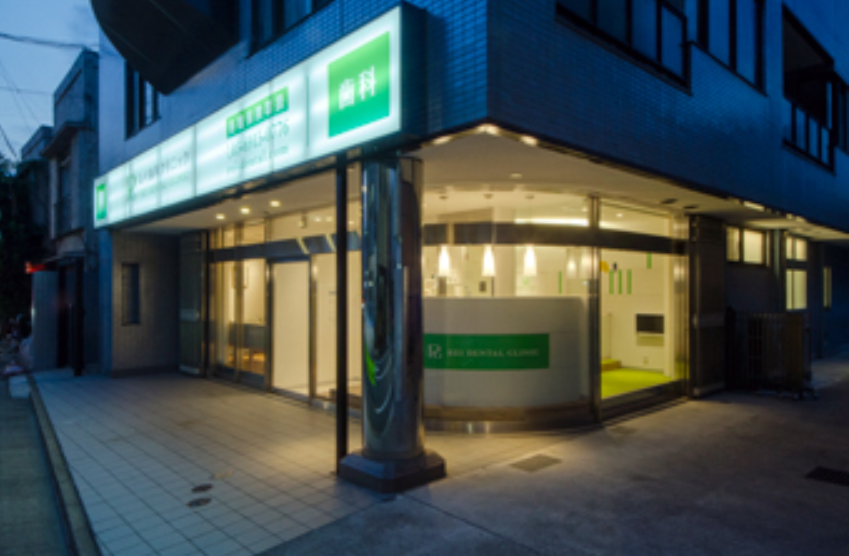 ①クリニック外観　②受付　③待合スペース