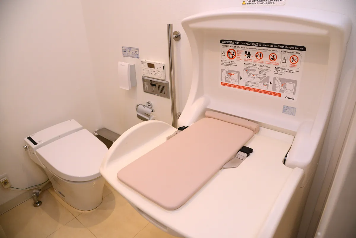 ①医院外観 ②開放感のある待合室 ③小さいお子様も安心のオムツ交換台