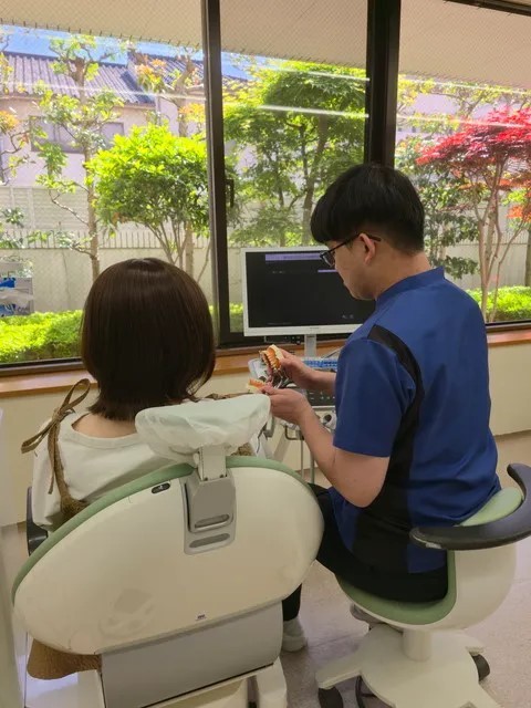 丁寧に治療の説明を行っています