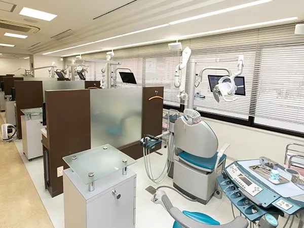 ①医院入り口②受付③診療室