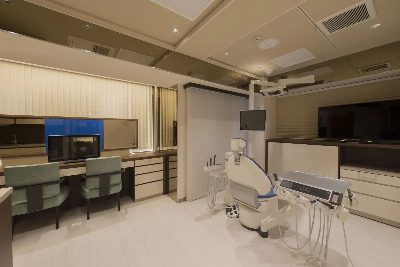 ①マキデンタルオフィス銀座ロゴ ②受付・待合スペース ③カウンセリングスペース / 特別診療室