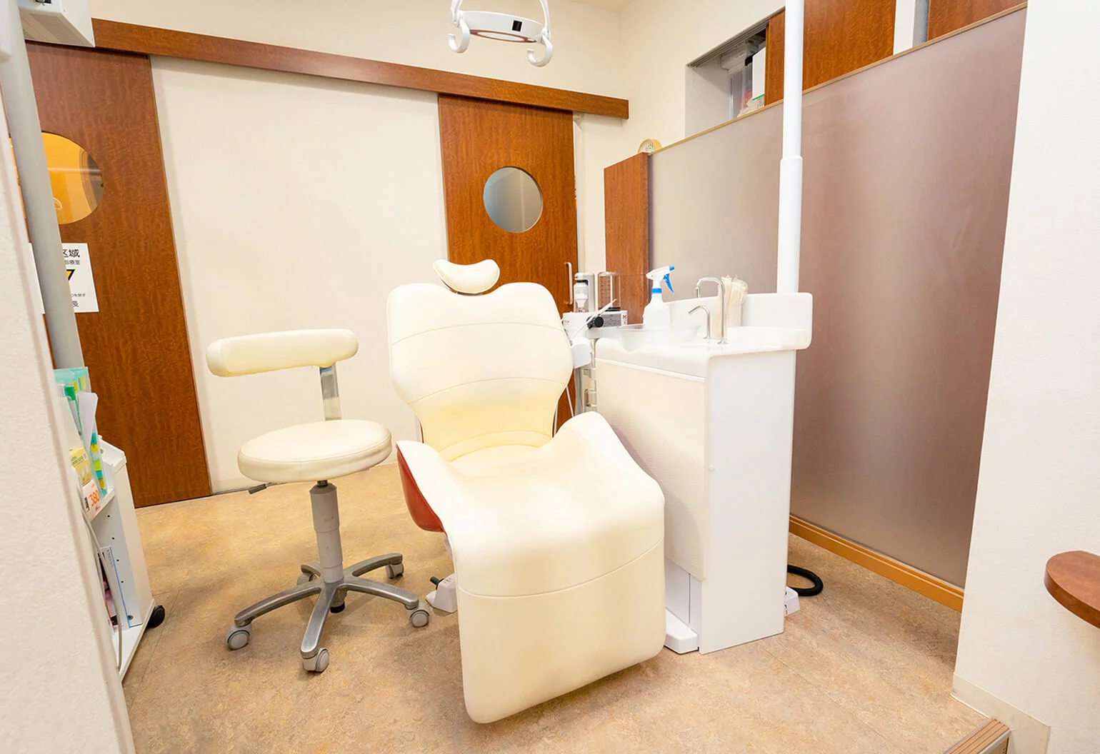 ①クリニック外観②待合室③診療室