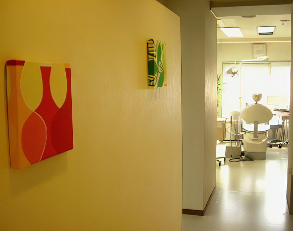 ①受付②明るい診療室③お子様から見える位置で診療ができます