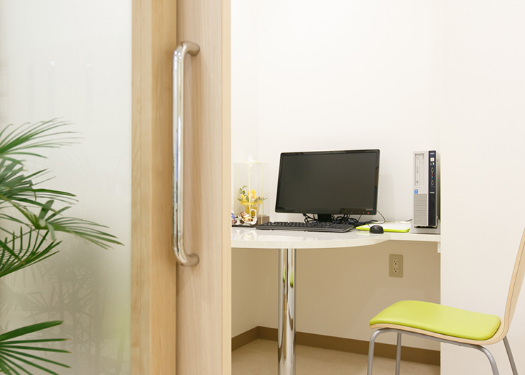 ①医院入口 ②個室カウンセリングルーム ③キッズスペース