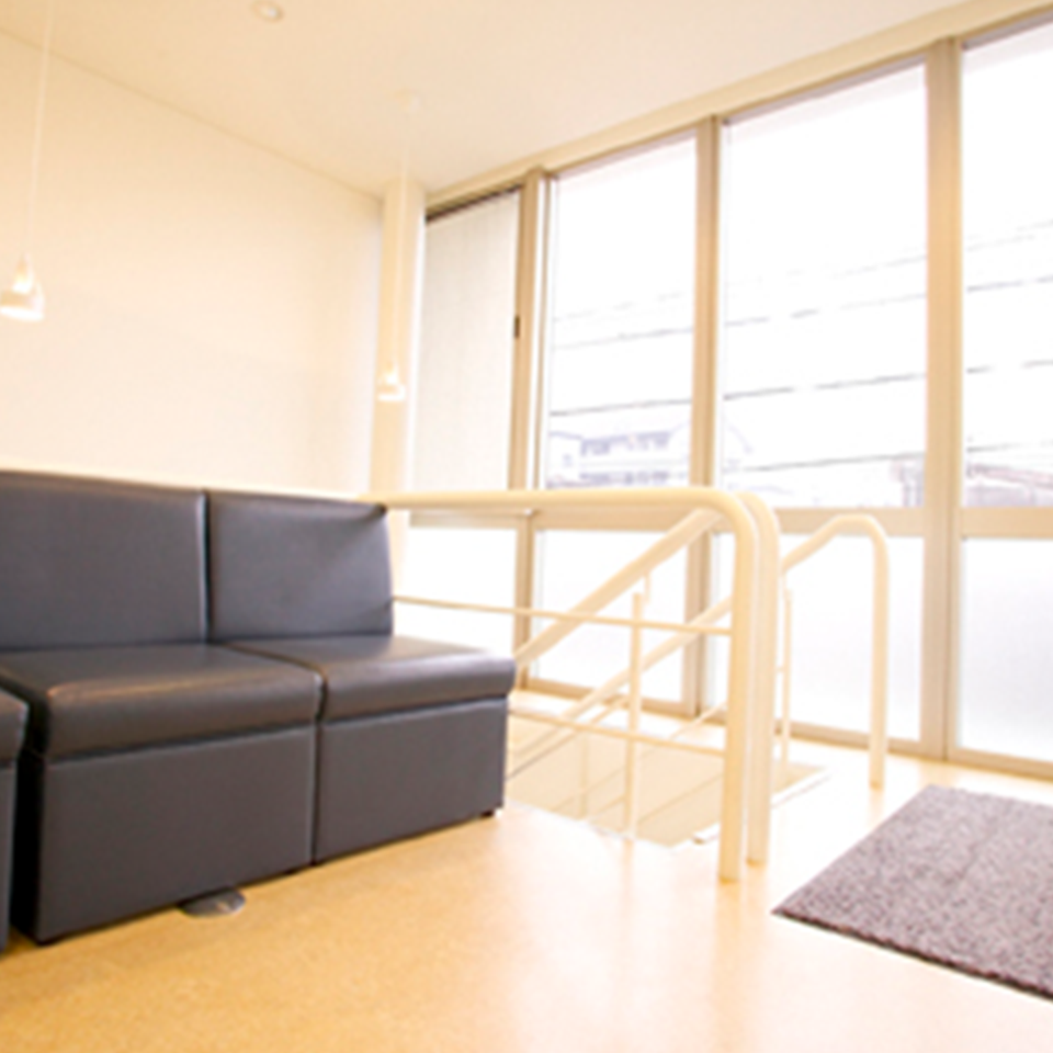 ①外観②待合室③診療室