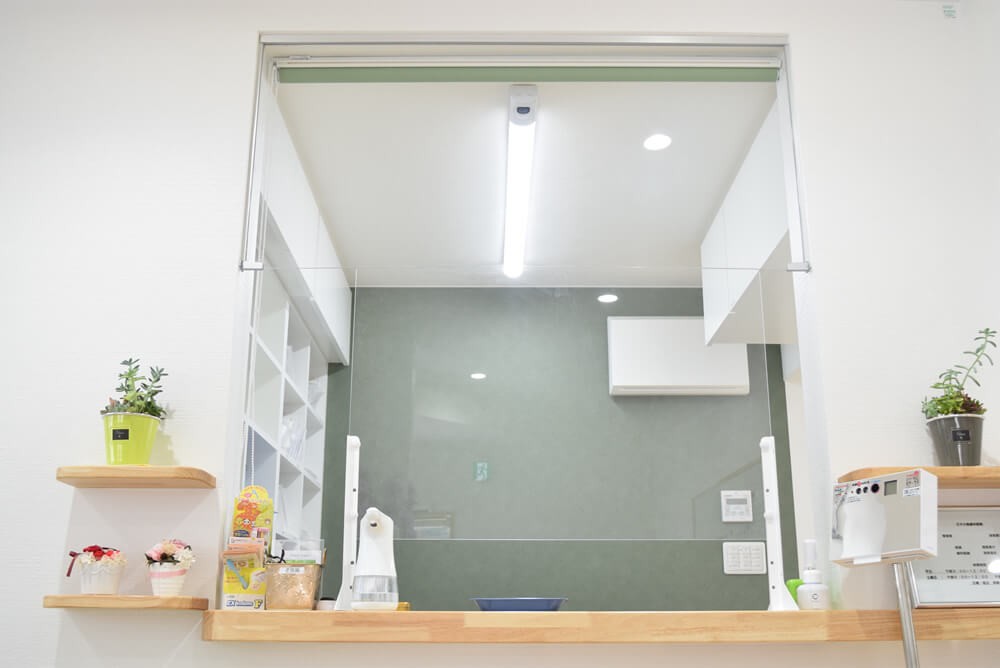 ①医院外観②受付③待合室