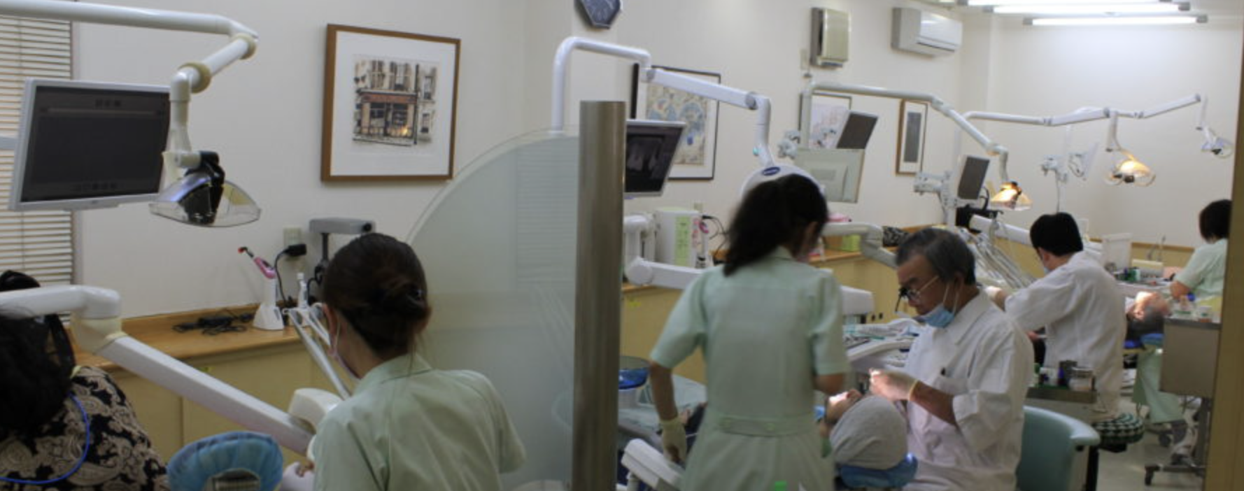 ①診療風景 ②受付 ③医院外観