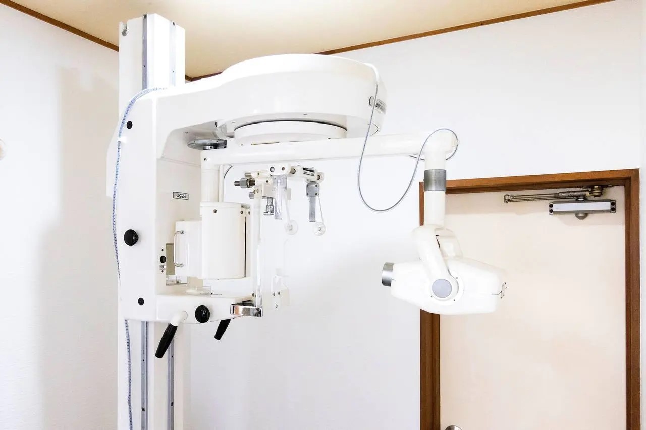 お口の状態を十分に把握するため専用のレントゲン室を備えております