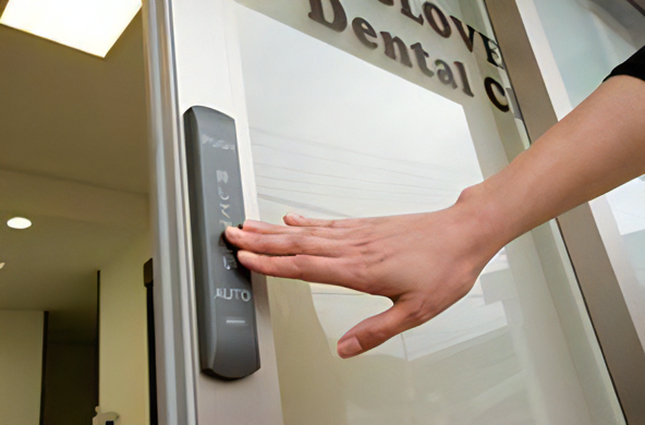 ①クリニック外観②玄関扉③待合室