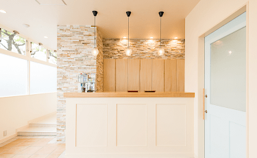 ①クリニック外観②受付③待合室