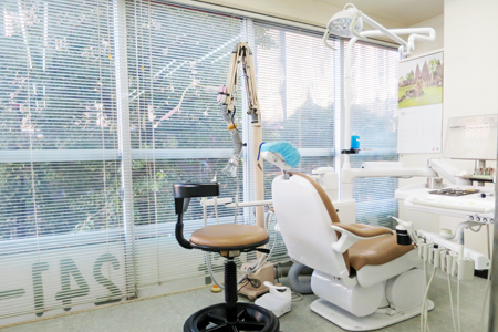 ①外観②待合室③診療室