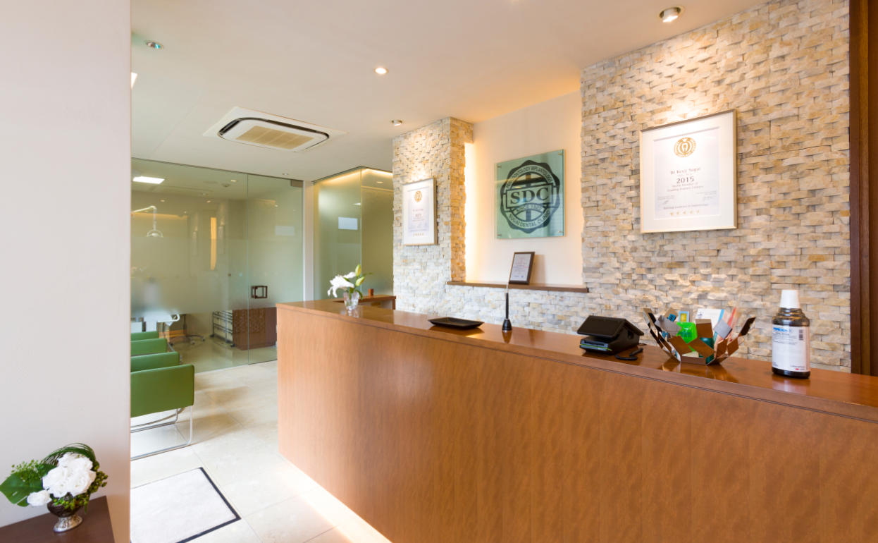 ①外観②受付③診察室