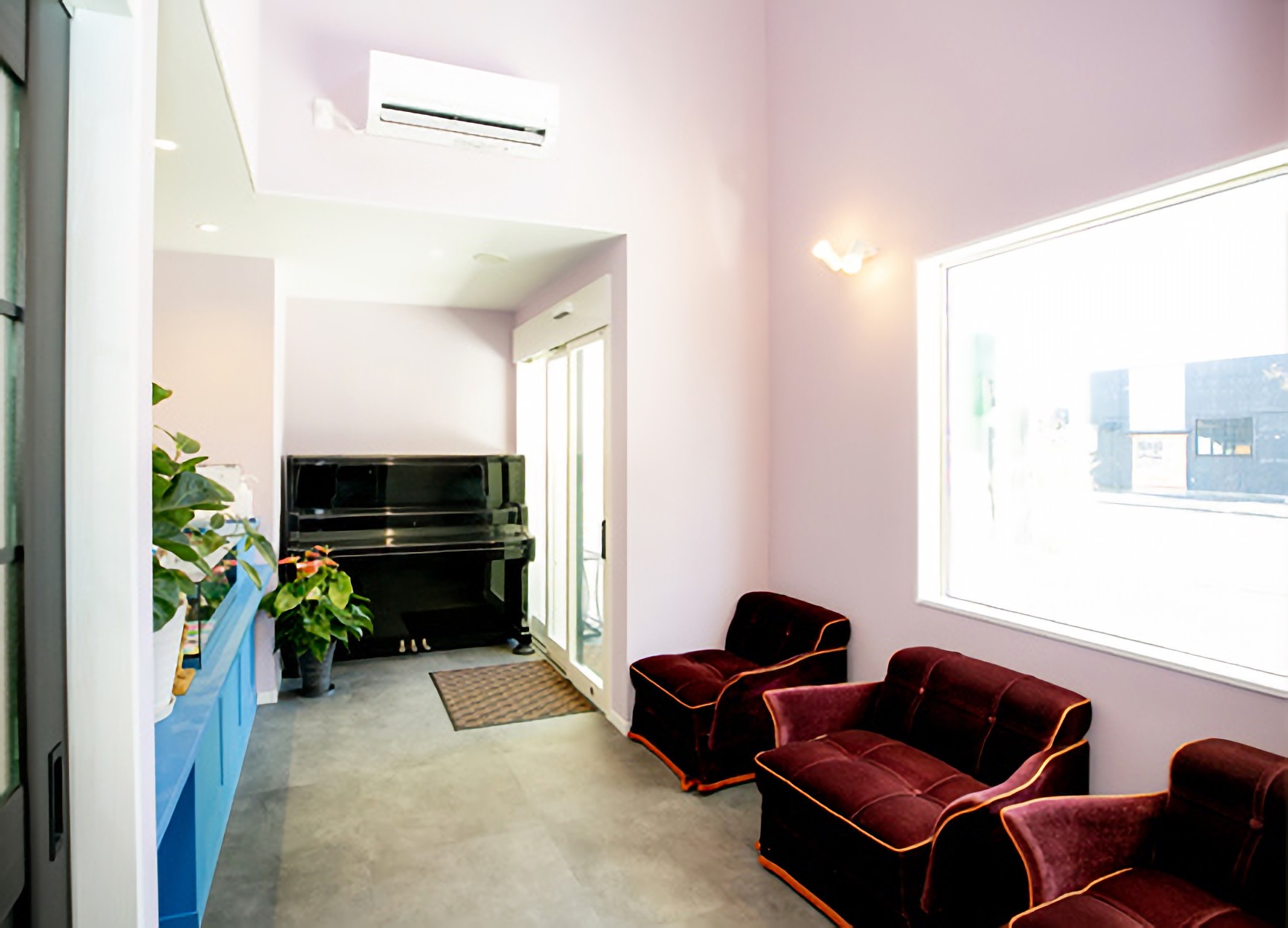 ①外観②待合室③診療室