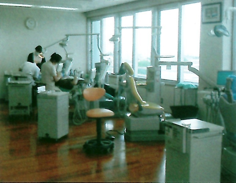 ①受付　②診療室　③デンタルケア※写真はイメージです。