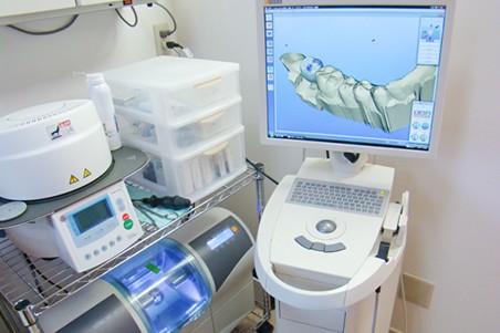 コンピュータ制御によって歯の修復物を設計製作するセレック