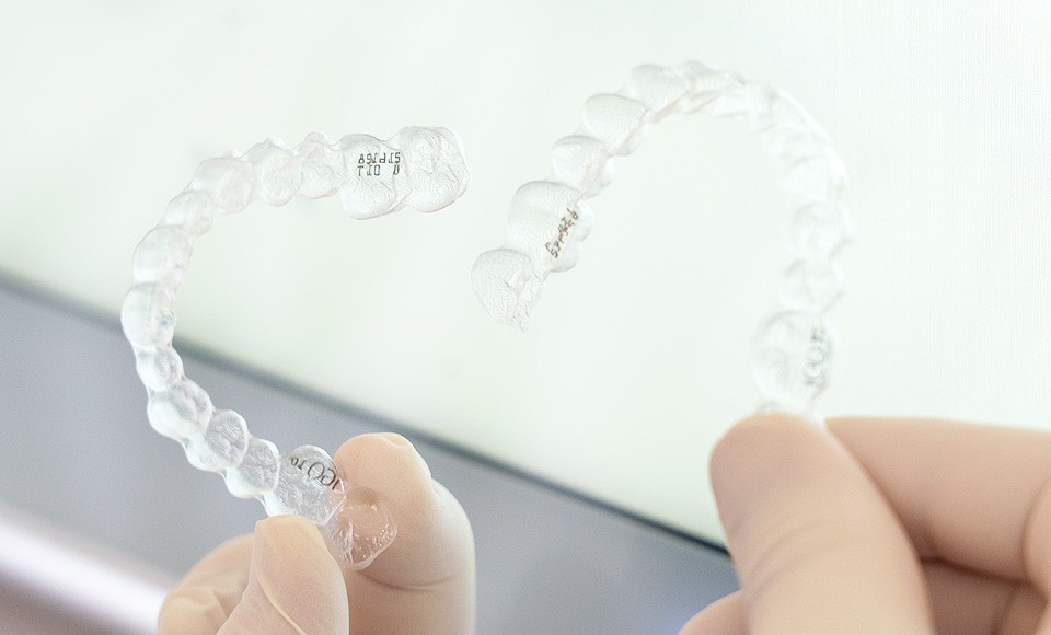 透明で目立ちにくいマウスピース矯正で、自然な笑顔へつなげる