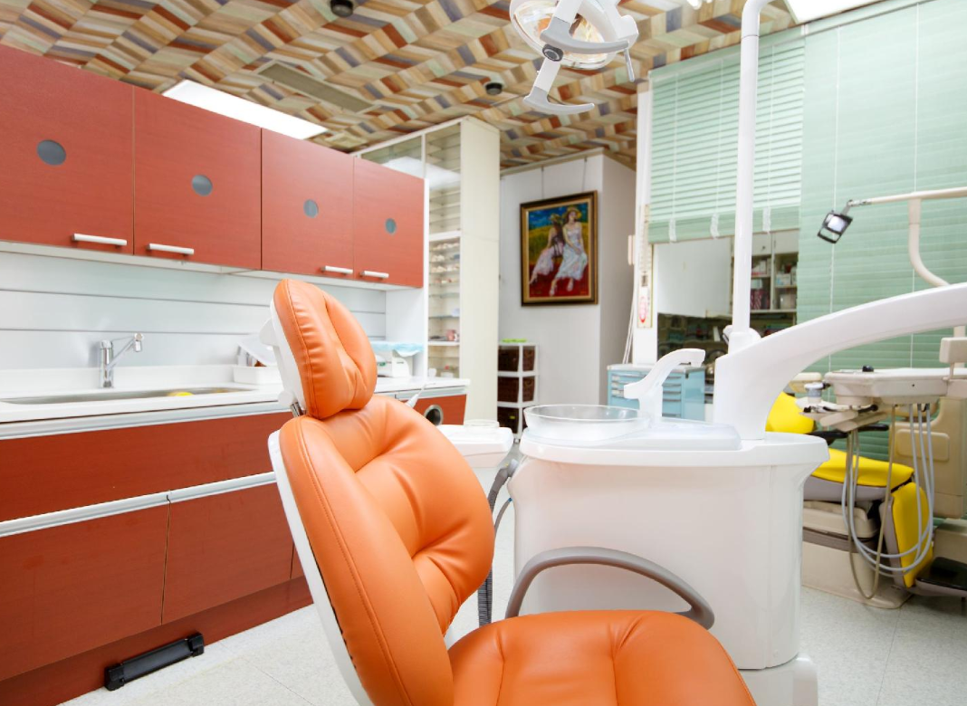 ①クリニック外観　②受付・待合室　③診療室