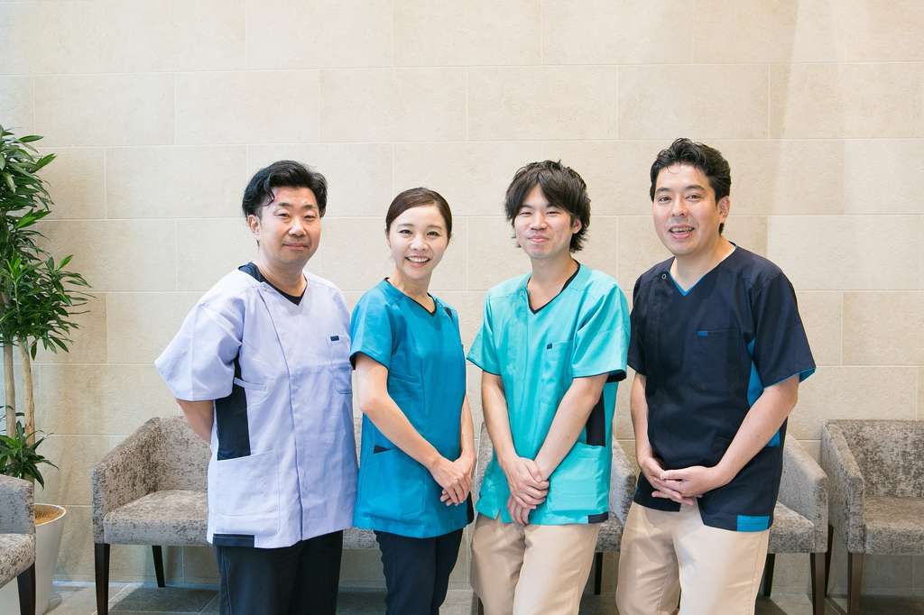 坂田歯科医院の歯科医師（右端：院長の坂田）