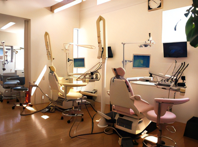 ①外観②診療室③待合スペース