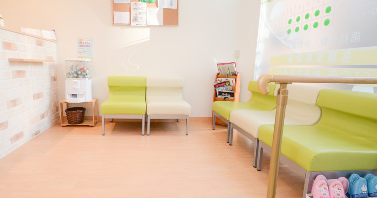 ①外観　②待合室　③診察室