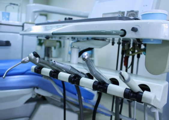 歯のコンプレックスを少しでも解消できるように、ていねいな歯石除去クリーニングとホワイトニング治療でサポートしています。