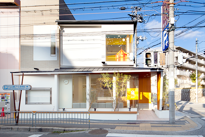 ①クリニック外観②受付③待合室