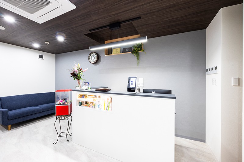 ①外観②受付③待合室