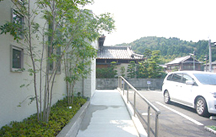 ①医院外観②受付③スロープ完備