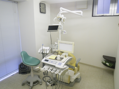 ①クリニック外観②受付③診療チェア