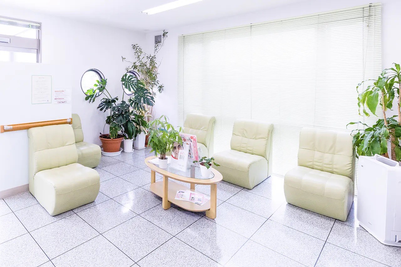 ①外観②受付③待合室