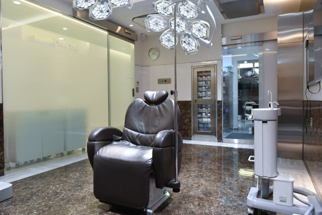 ①口の中に14本インプラントが入っているきぬた院長が本気で作った歯科医院 ②③クリーンルーム