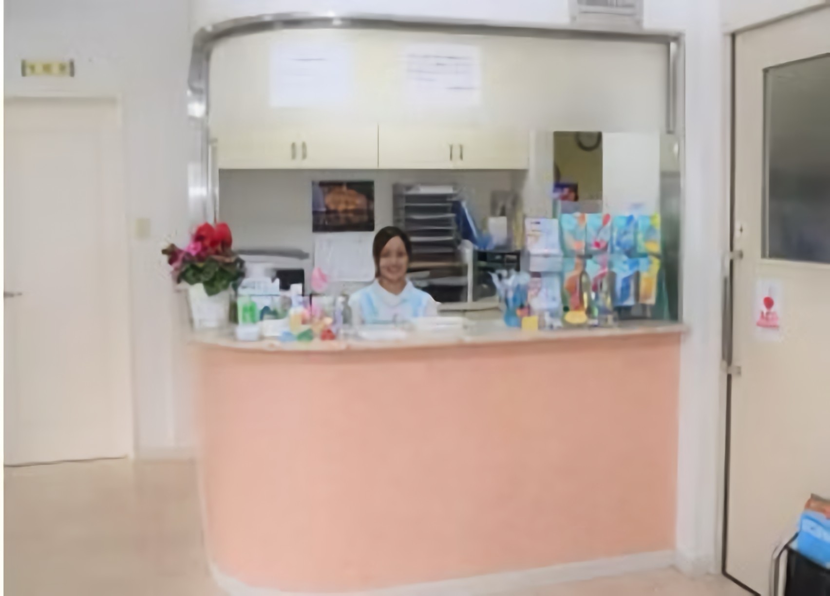 ①診察台②受付③待合室