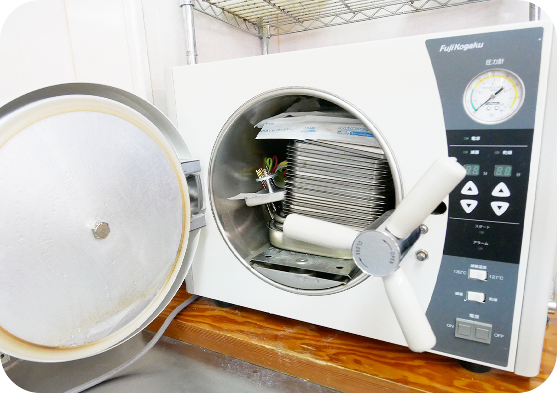 ①医院外観②待合室③滅菌器