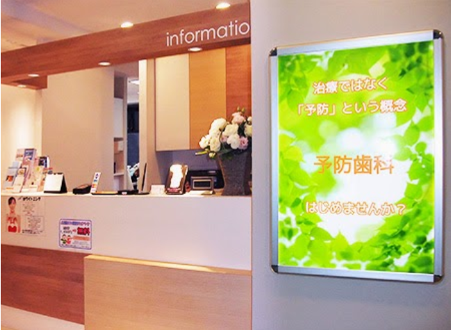 ①クリニック外観　②受付　③待合室