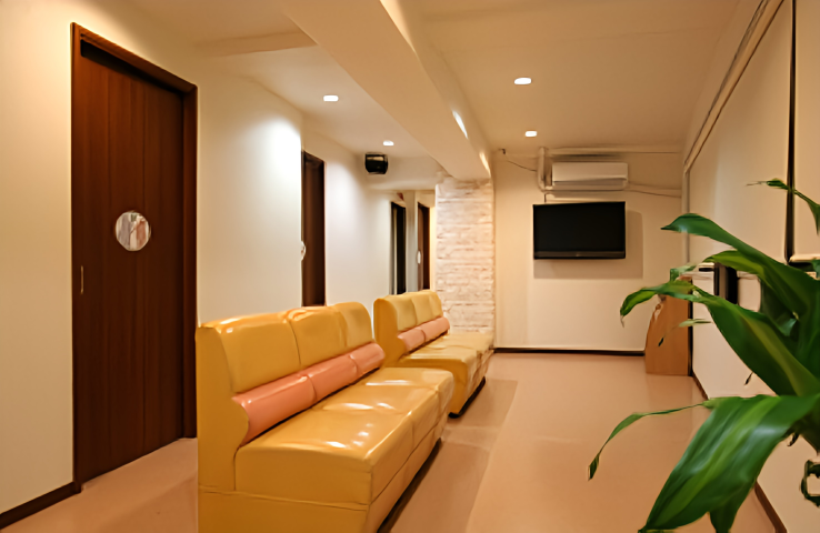 ①外観②ロビー③待合室