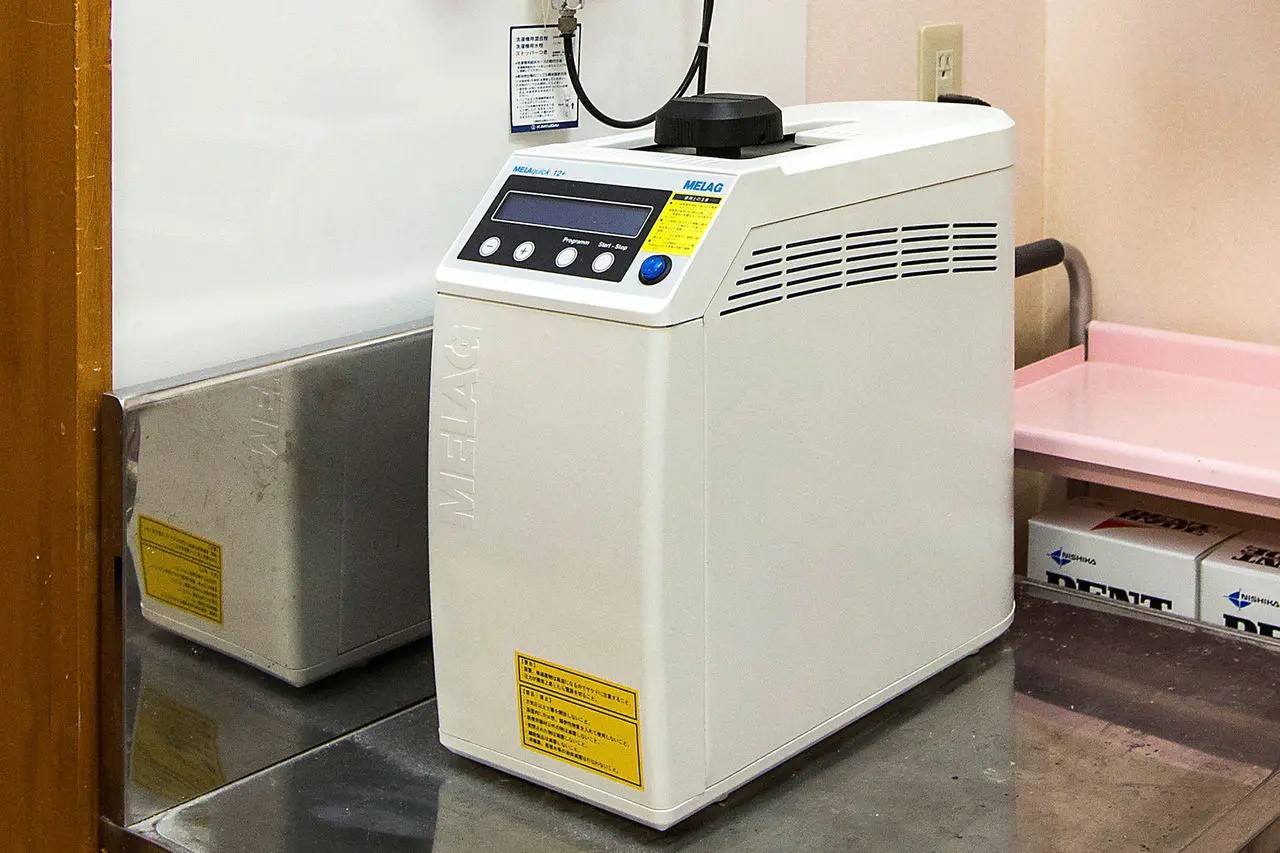 治療器具を内部まで完全に滅菌する高圧蒸気滅菌器です