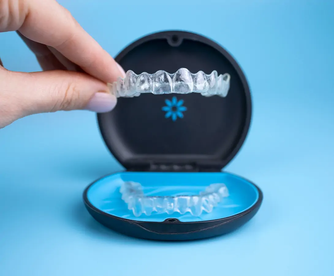 透明な装置で目立たない矯正