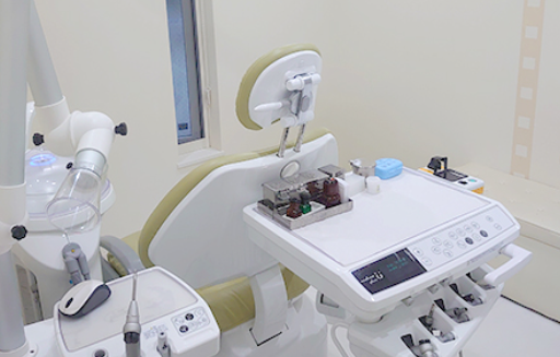 ①入口看板②治療ユニット③治療風景