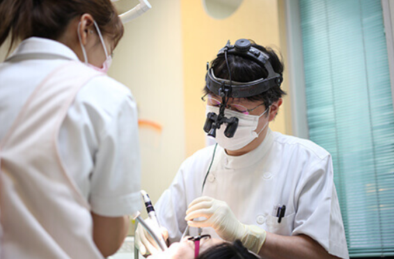 医療拡大鏡を使って緻密な処置を行います